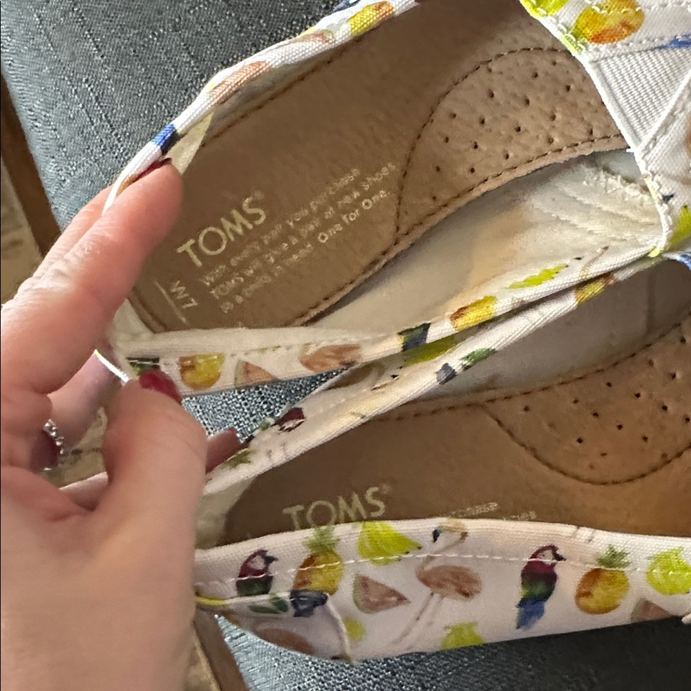 Toms Size 7 White with Colorful Fruit Tropical Print Shoes - Picture 9 of 9